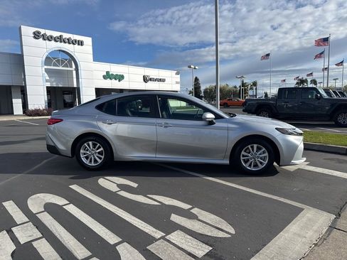 Used 2025 Toyota Camry LE image 3