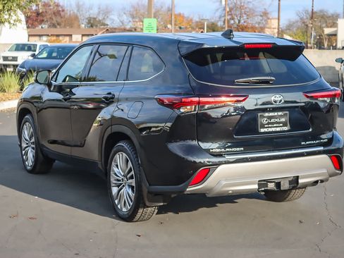 Used 2024 Toyota Highlander Platinum image 2