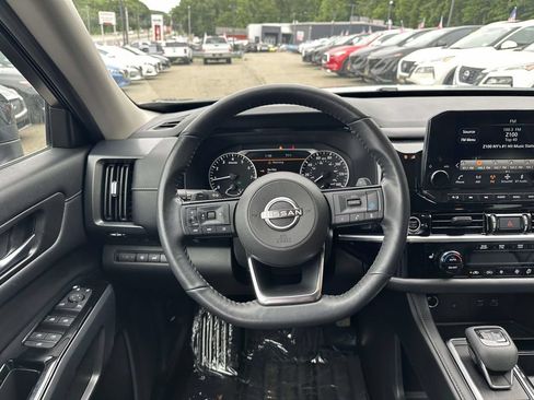 Used 2023 Nissan Pathfinder SL AWD/4WD image 12