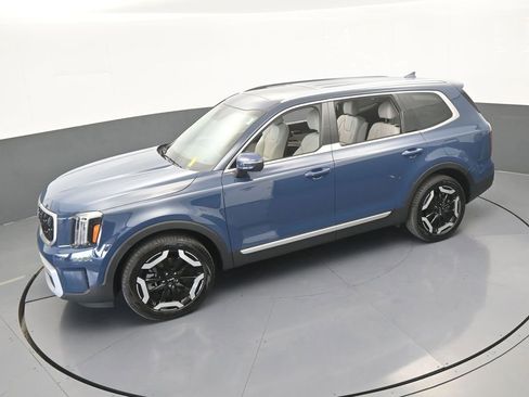 Used 2025 Kia Telluride EX w/ EX Captain's Chair Package image 53