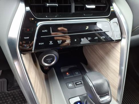 Used 2023 Toyota Venza Limited image 33