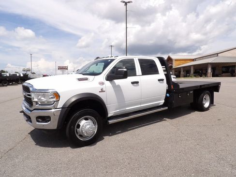 Used 2024 RAM 5500 Tradesman w/ Chrome Appearance Group AWD/4WD image 3
