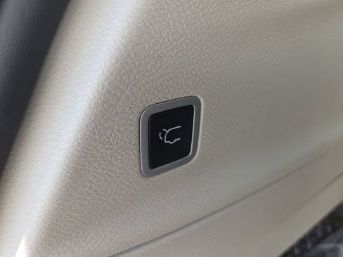 Used 2023 Chrysler Pacifica Touring-L FWD image 14