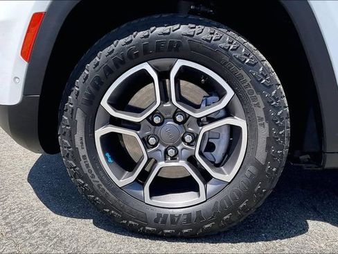 Used 2023 Jeep Grand Cherokee Trailhawk w/ Advanced Protech Group II AWD/4WD image 8