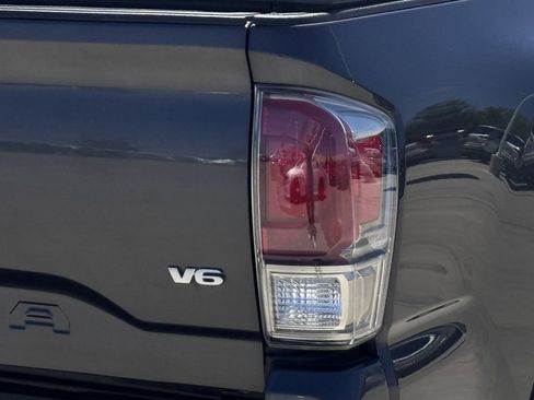 Used 2018 Toyota Tacoma Limited image 12