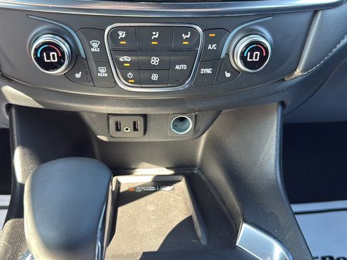 Used 2023 Chevrolet Traverse LT w/ Rear Camera Mirror Package AWD/4WD image 45