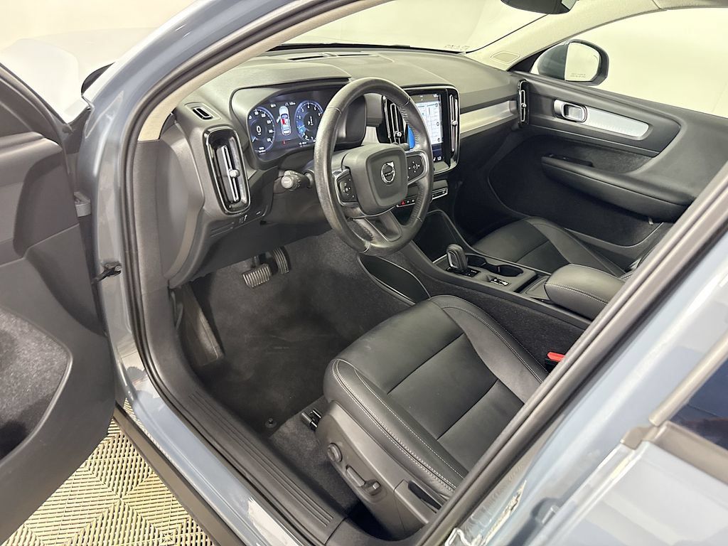 Used 2021 Volvo XC40 T5 Momentum AWD/4WD image 24