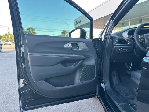 New 2027 Chrysler Pacifica LX FWD image 10