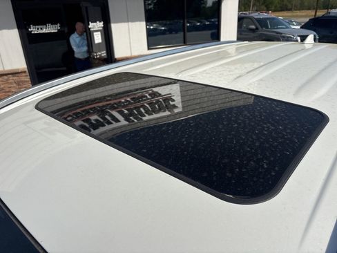 Used 2021 Toyota Highlander XLE image 12