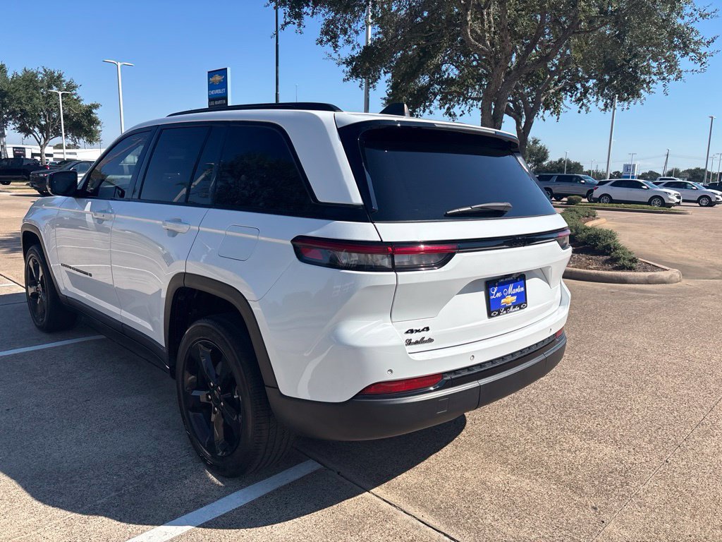 Used 2023 Jeep Grand Cherokee Altitude AWD/4WD image 7