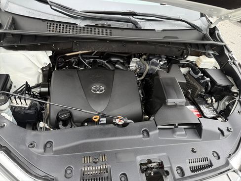 Used 2019 Toyota Highlander XLE image 14