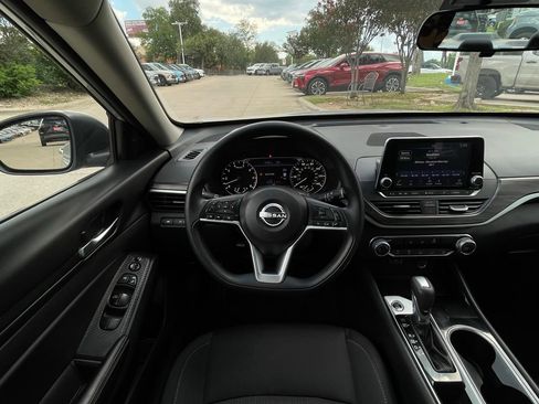 Used 2024 Nissan Altima 2.5 SV FWD image 12