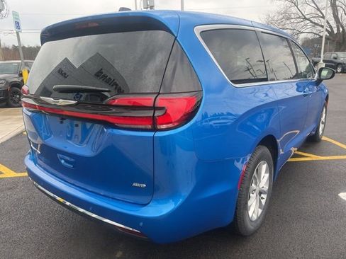 New 2026 Chrysler Pacifica Select image 10