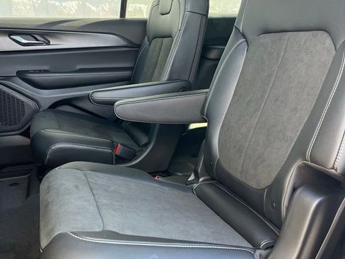 New 2025 Jeep Grand Cherokee L Laredo image 23