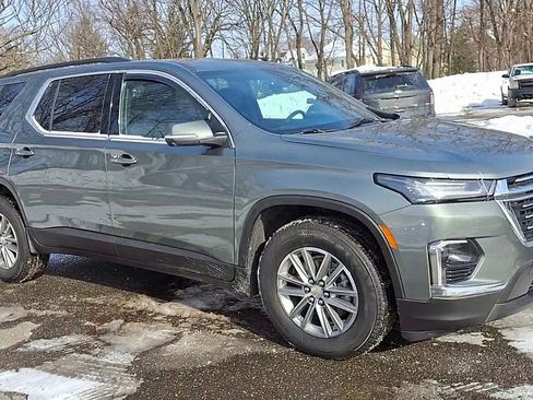Used 2023 Chevrolet Traverse LT image 2