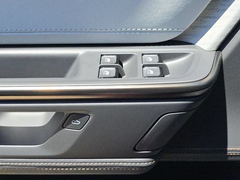 Used 2025 Rivian R1S Premium AWD/4WD image 23