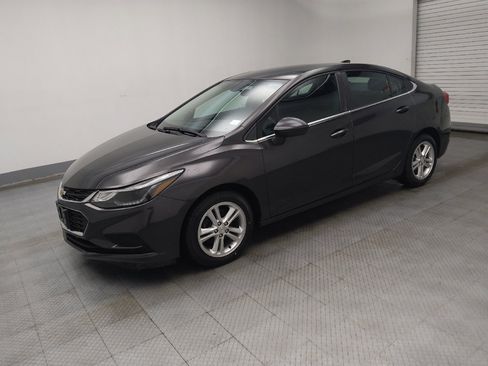 Used 2017 Chevrolet Cruze LT image 2