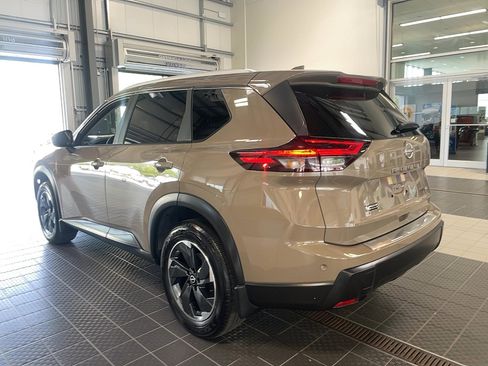 Used 2024 Nissan Rogue SV w/ SV Premium Package image 17