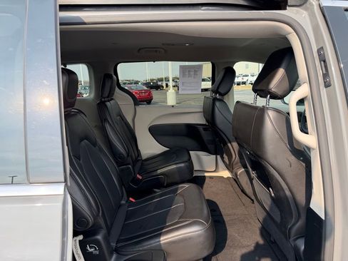 Used 2023 Chrysler Pacifica Touring-L image 18