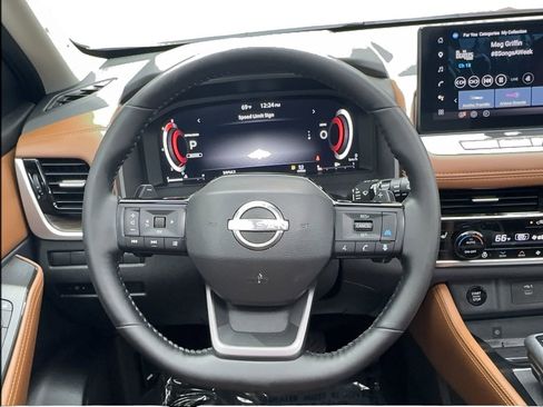 Used 2025 Nissan Rogue Platinum w/ Platinum Premium Package image 39