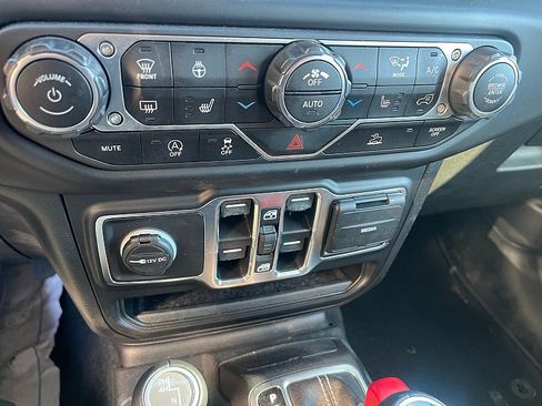 Used 2021 Jeep Wrangler Unlimited Sahara w/ Cold Weather Group AWD/4WD image 14
