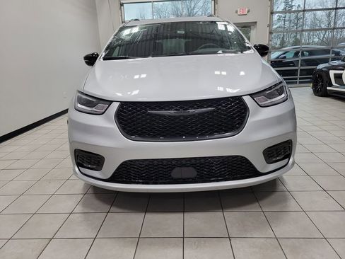 New 2026 Chrysler Pacifica Select w/ S Appearance Package image 2