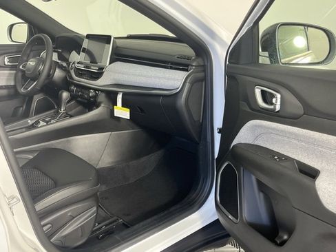 New 2025 Jeep Compass Latitude image 29