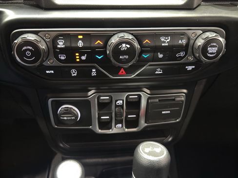 Used 2022 Jeep Wrangler Unlimited Sahara w/ Cold Weather Group image 31