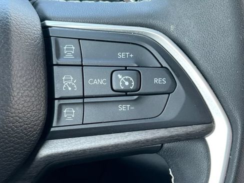 Used 2023 Jeep Grand Cherokee Limited AWD/4WD image 22