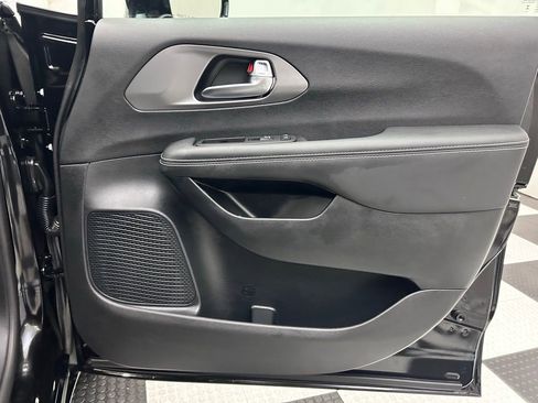 Used 2025 Chrysler Pacifica Select image 18