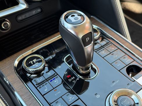 New 2026 Bentley Flying Spur Azure image 29