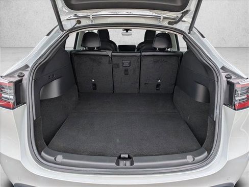 Used 2022 Tesla Model Y Long Range image 6