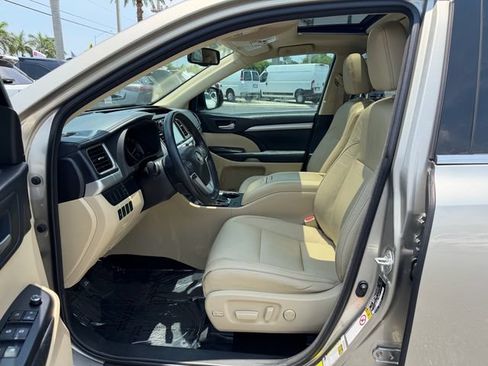 Used 2015 Toyota Highlander XLE FWD image 12
