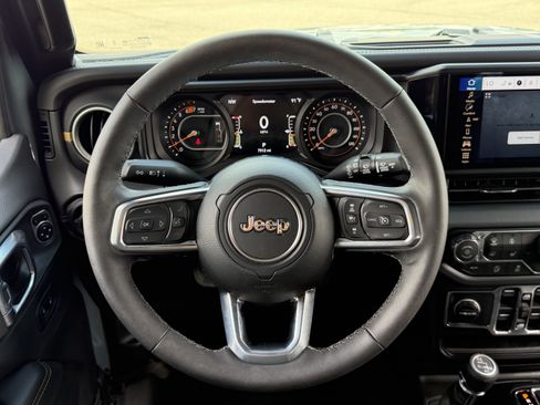 Used 2026 Jeep Wrangler Unlimited Sahara AWD/4WD image 17