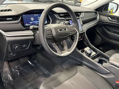 Used 2023 Jeep Grand Cherokee Laredo X AWD/4WD image 6