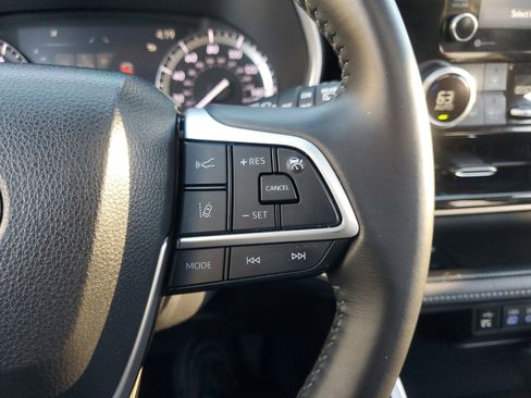 Used 2022 Toyota Highlander XLE image 25