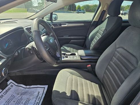 Used 2018 Ford Fusion SE w/ Fusion SE Technology Package FWD image 9