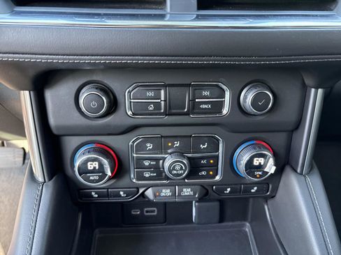 Used 2023 Chevrolet Suburban Z71 w/ Luxury Package image 32