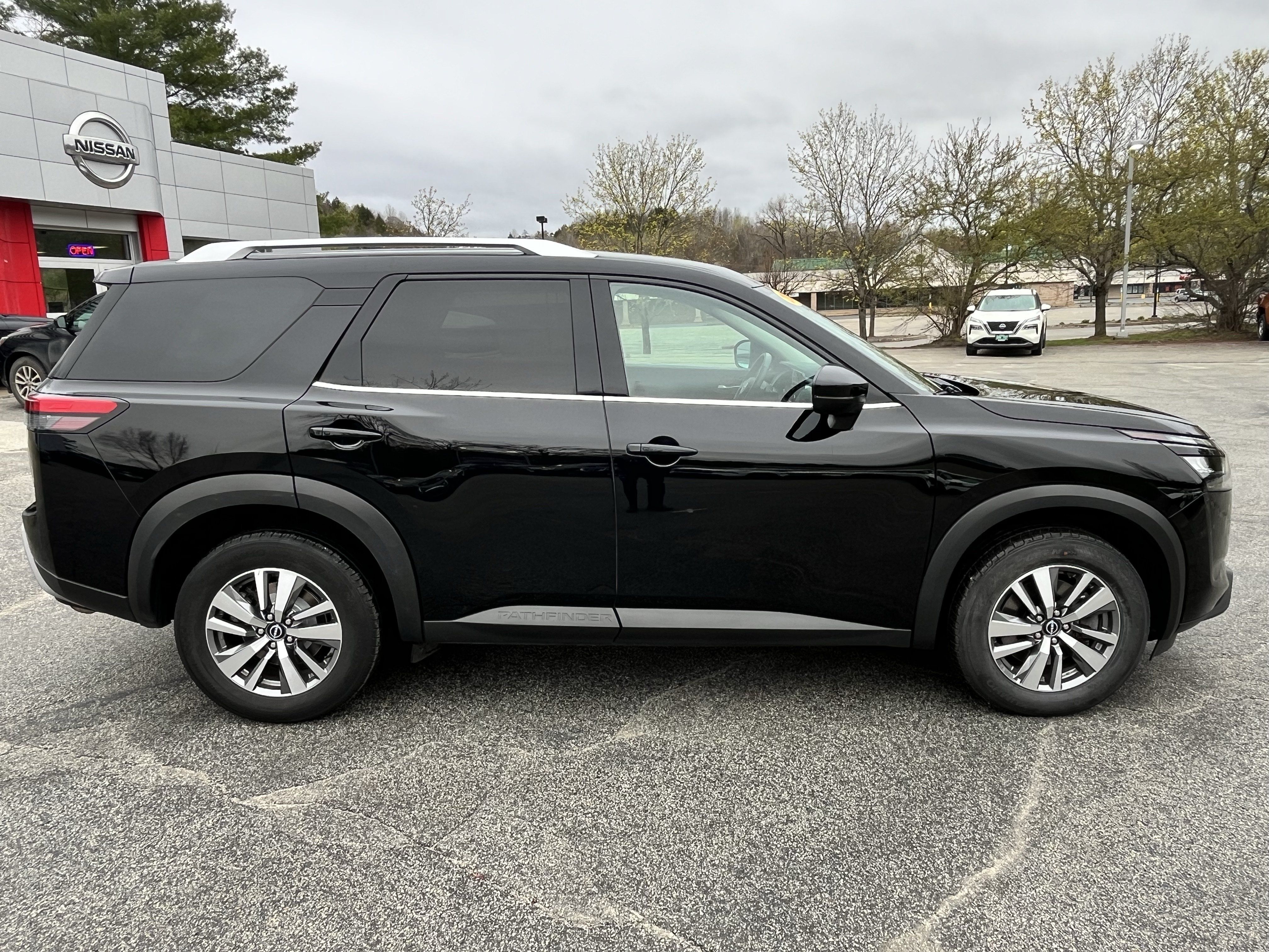 Used 2025 Nissan Pathfinder SL AWD/4WD image 8