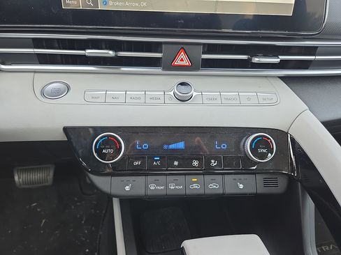 Certified 2025 Hyundai Elantra Limited FWD image 25