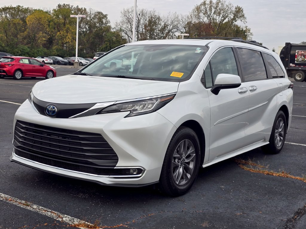 Used 2022 Toyota Sienna XLE w/ XLE Plus Package FWD image 4