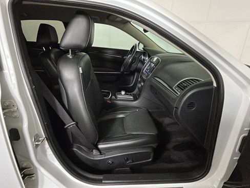 Used 2018 Chrysler 300 Limited AWD/4WD image 34