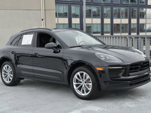 Certified 2025 Porsche Macan image 7