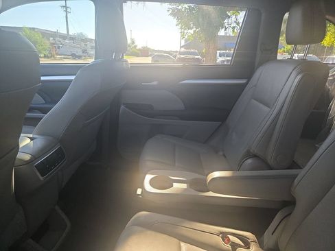 Used 2017 Toyota Highlander XLE AWD/4WD image 9