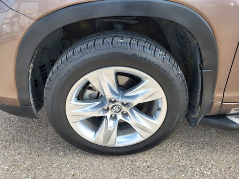 Used 2017 Toyota Highlander Limited image 25