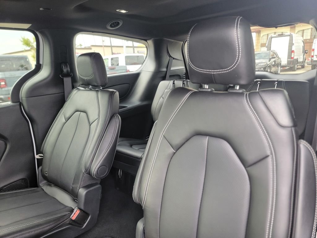 New 2025 Chrysler Pacifica Select w/ Fav Edition Package FWD image 9