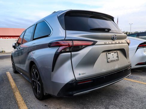 Used 2025 Toyota Sienna Platinum FWD image 9