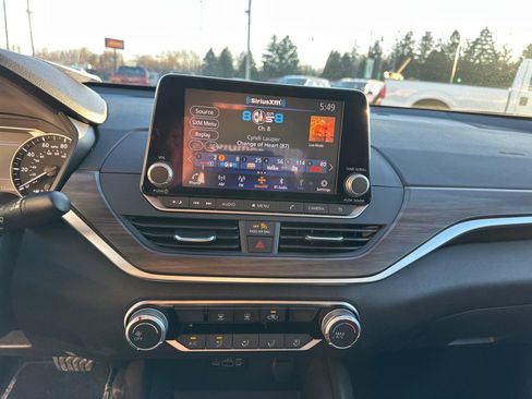 Used 2025 Nissan Altima 2.5 SV image 12