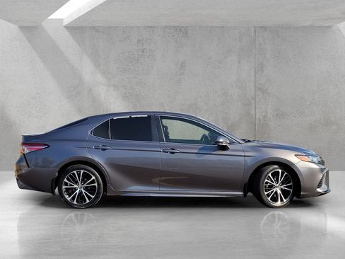 Used 2018 Toyota Camry LE image 3