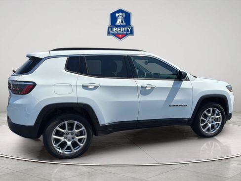 Used 2023 Jeep Compass Latitude AWD/4WD image 12